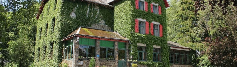 Residence "Les Ondes" bestaat uit het huis - een voormalig hotel uit 1929 - en twee chalets, prachtig gelegen op 2 ha park in het pittoreske dorpje Nadrin.
